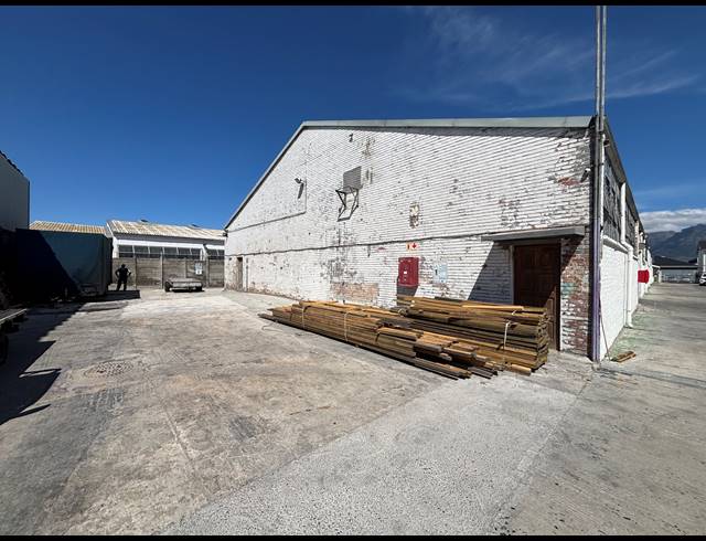 1,748M² WAREHOUSE TO LET IN EPPING INDUSTRIAL
